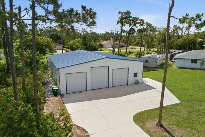 Detached 5+ Car Garage