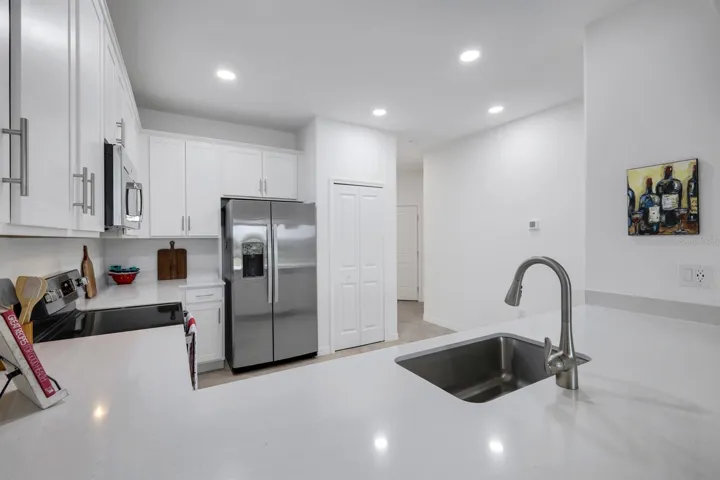Quartz Counter Tops & Breakfast Bar!