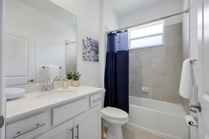 Hall Bath between Office & Guest BR