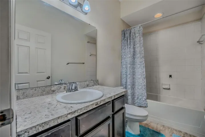 Guest bathroom with tub/shower