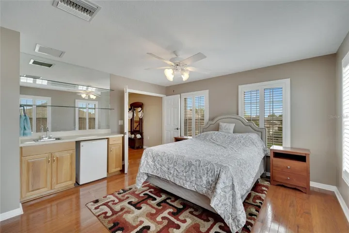 Wet Bar with Refrigerator