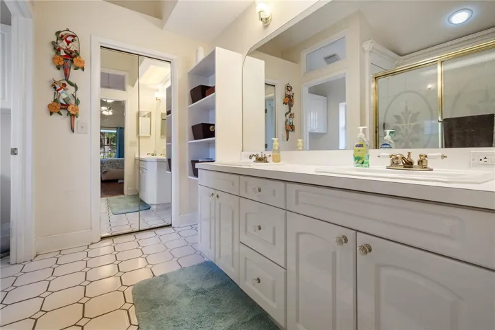 Bathroom 1 (primary)