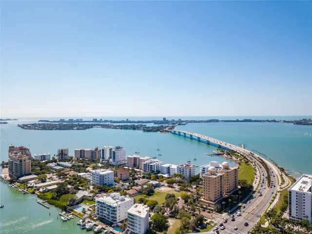 Sarasota Bay is just minutes away!