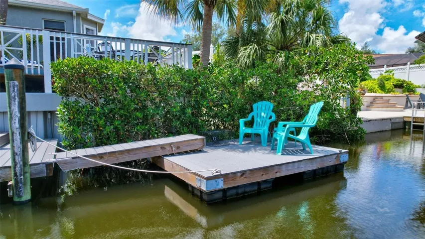 Floating dock. Detachable.