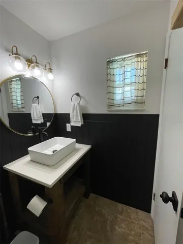 en-suite bath for primary bedroom