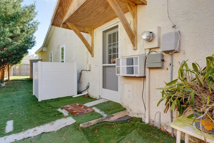 Entrance to efficiency apartment 1 bed 1 bath