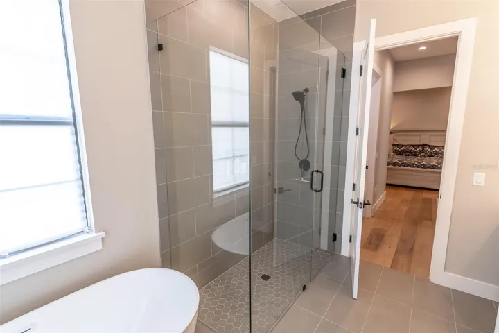 Primary bath: separate showr and soaking tub.