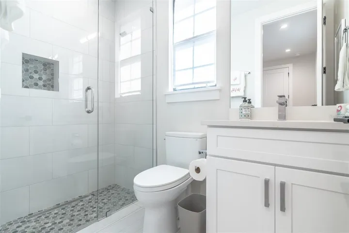Third bedroom en suite bath.