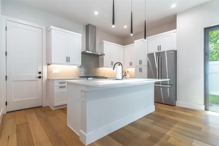 Quartz and stainless. Clean and classic.