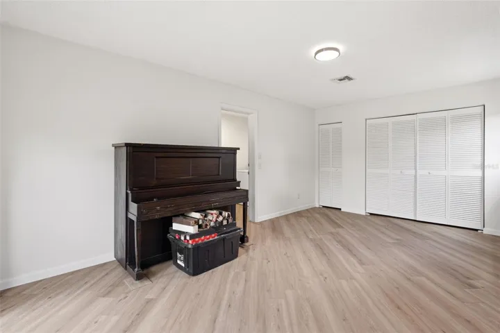 Oversized Guest Bedroom 2 Suite with Closet