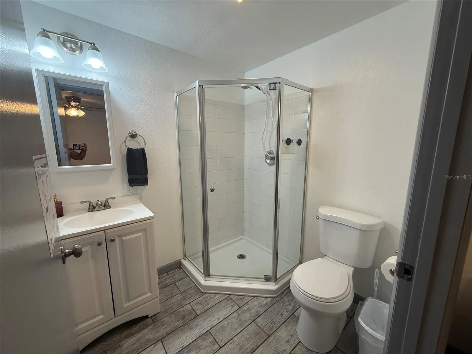 911 Wabash primary bath