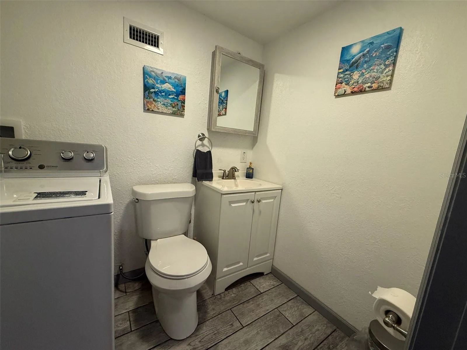907 Wabash half bath