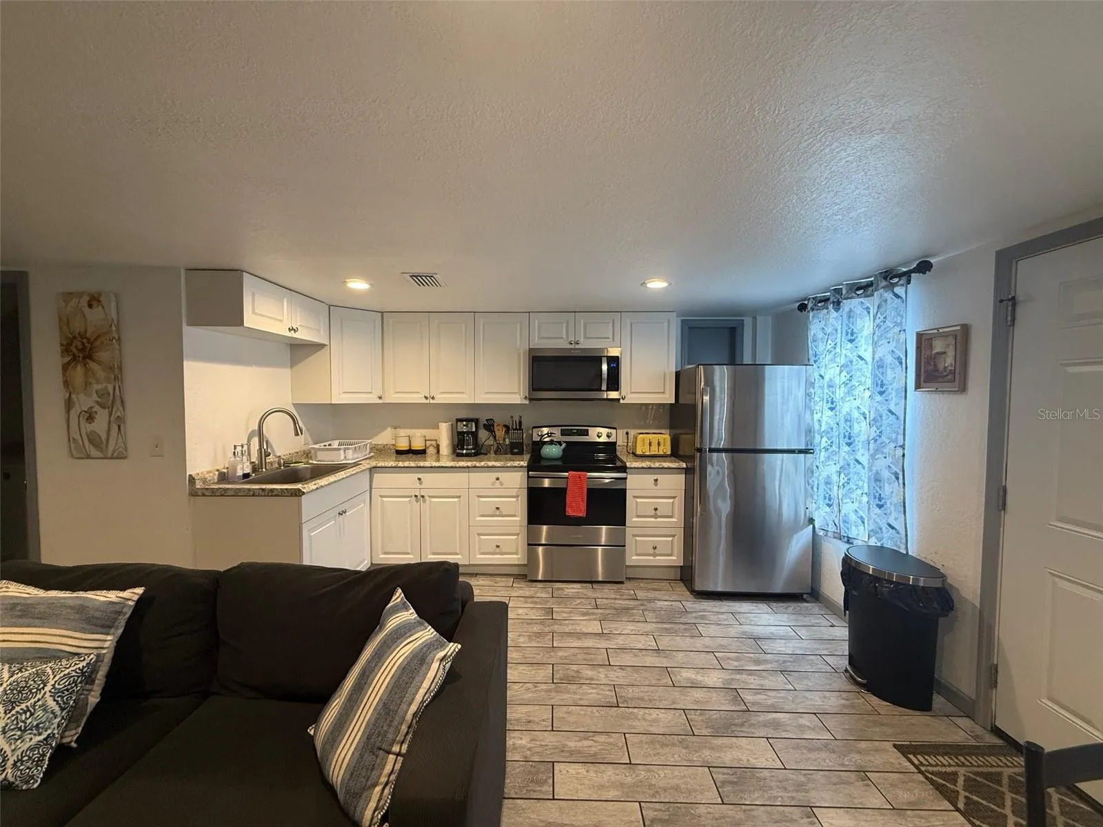 907 Wabash living-kitchen