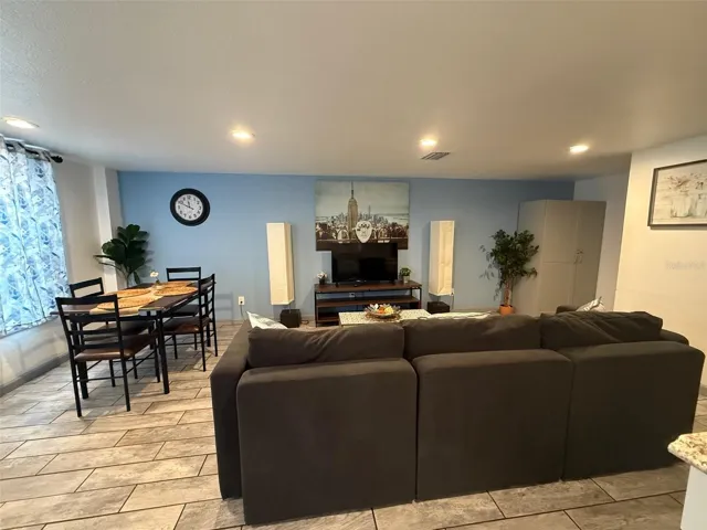 907 Wabash living room