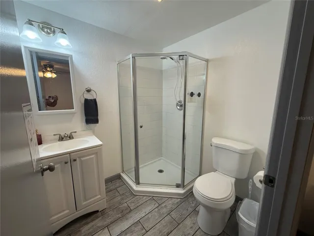 911 Wabash primary bath