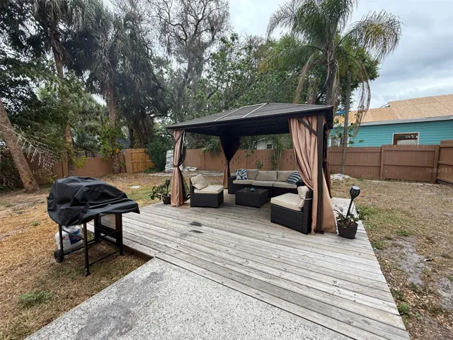 911 Wabash rear patio