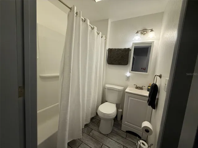 911 Wabash 2nd bath