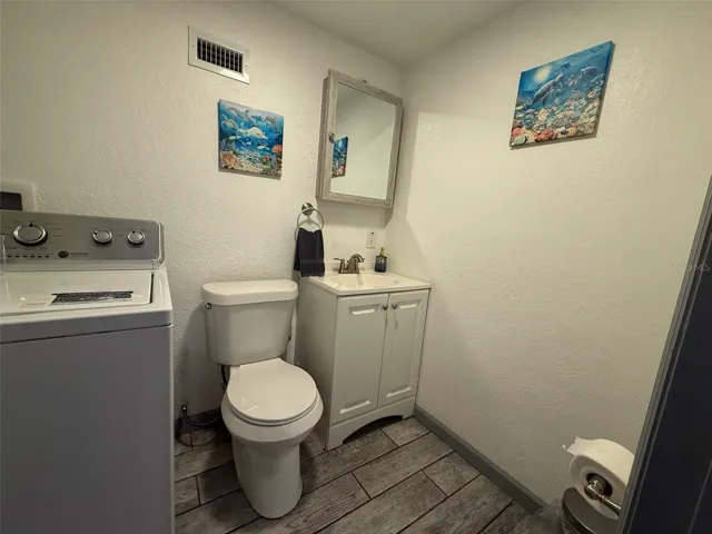 907 Wabash half bath