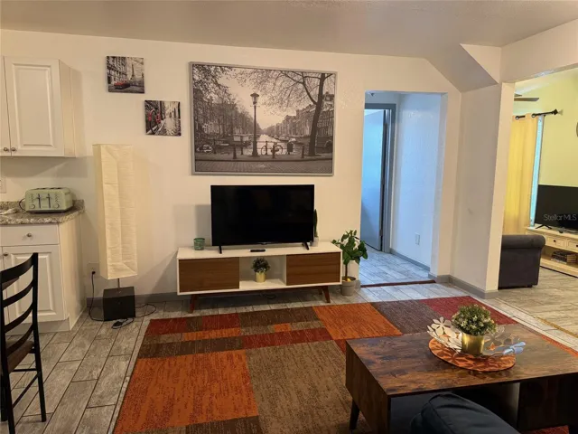 911 Wabash living room