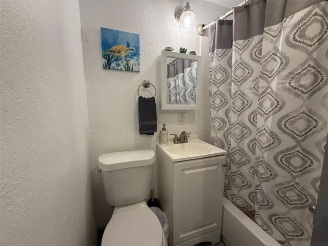 907 Wabash full bath