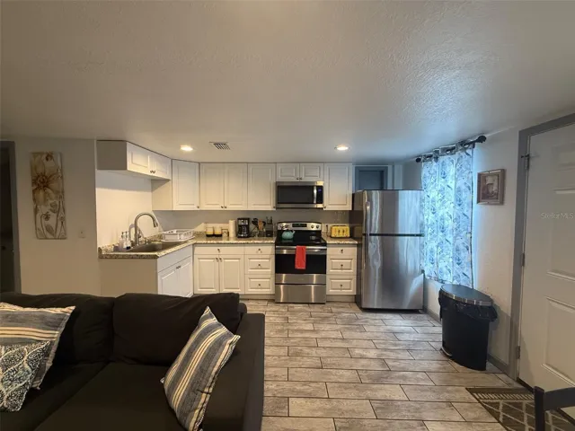 907 Wabash living-kitchen
