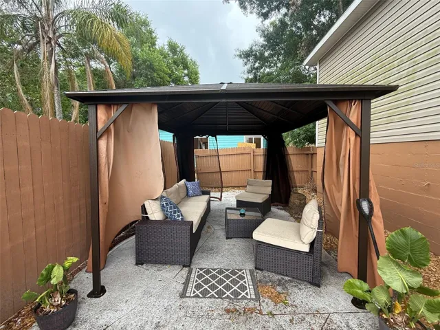 907 Wabash rear patio