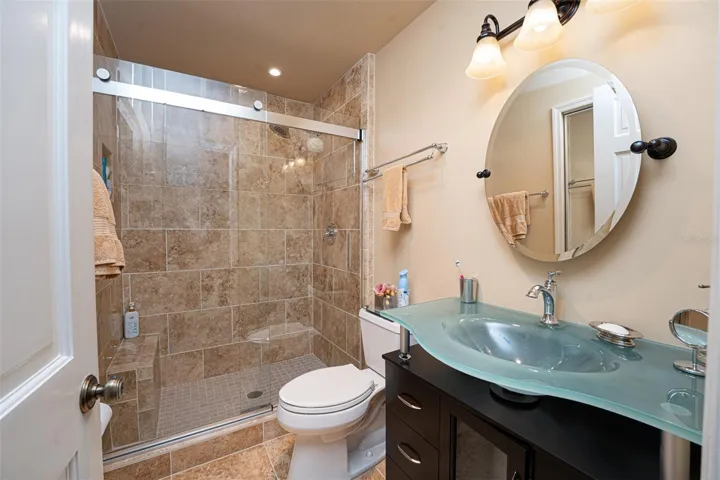 SECOND BATHROOM UPSTAIRS