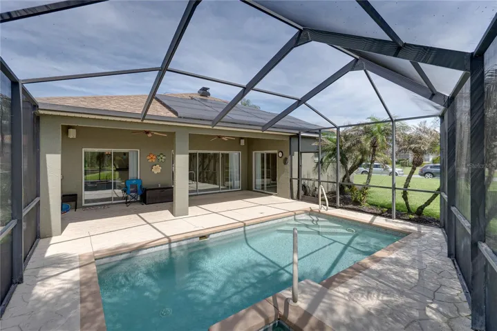 Pool & veranda