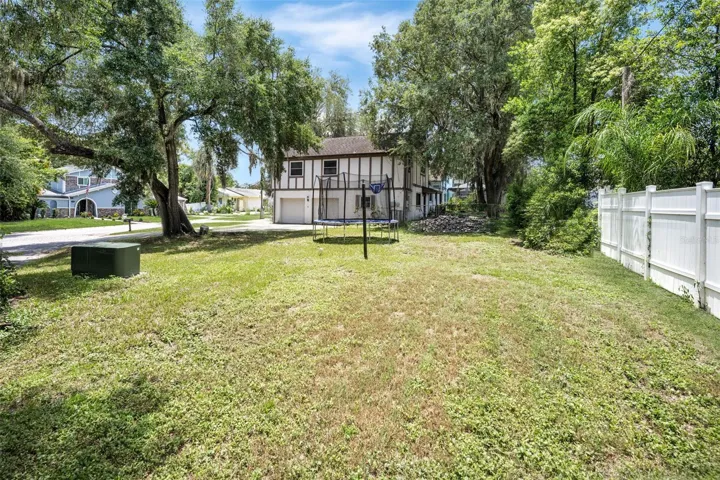 Side yard of 0.25 lot