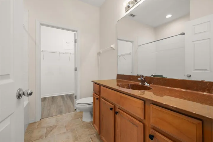 En suite bathroom in the primary suite
