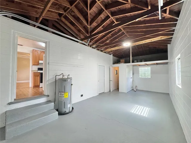 12x28 garage, perfect for a workshop and extra storage. Half bath in garage with no a/c.