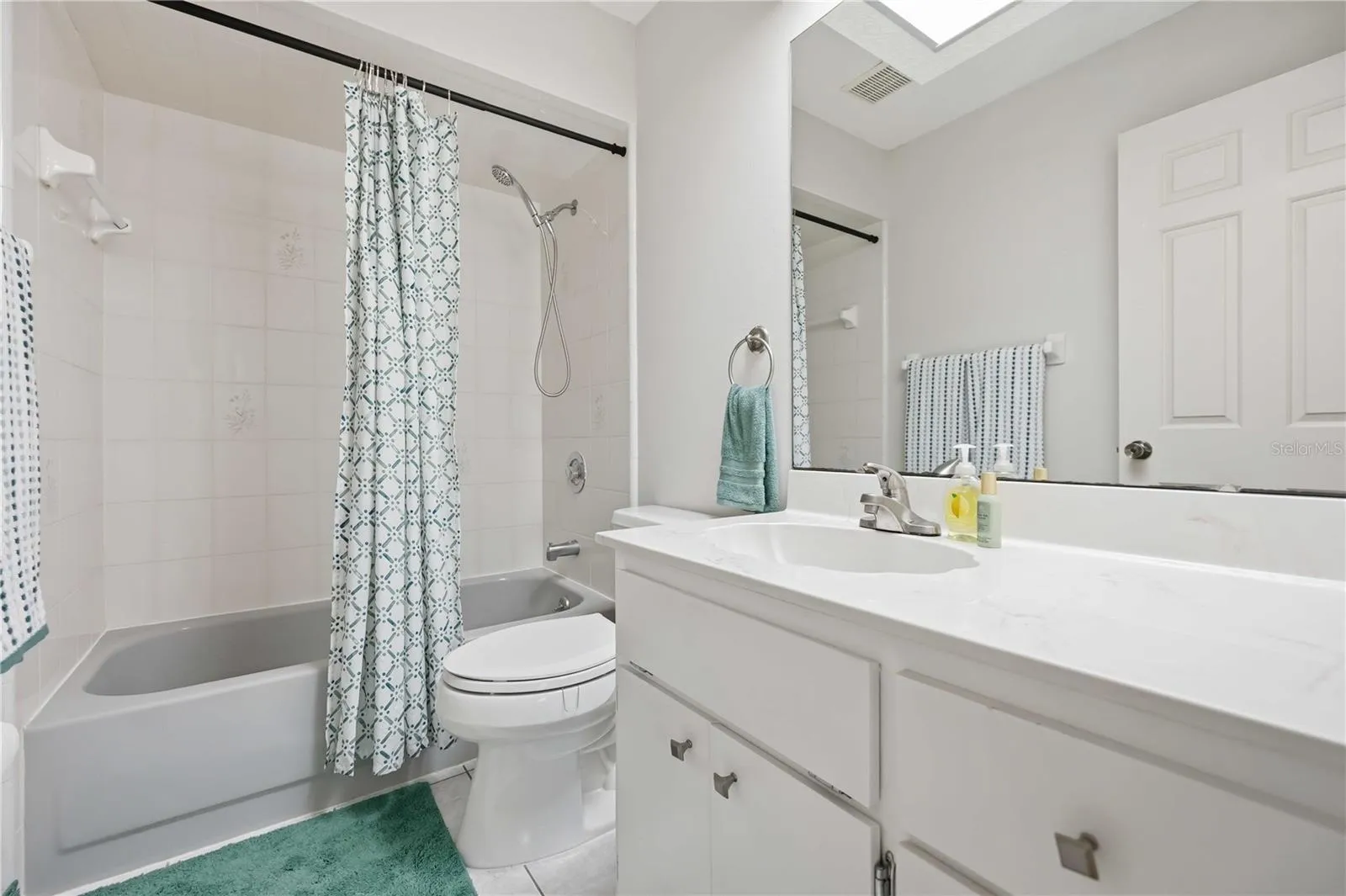 Guest bath with tub/shower