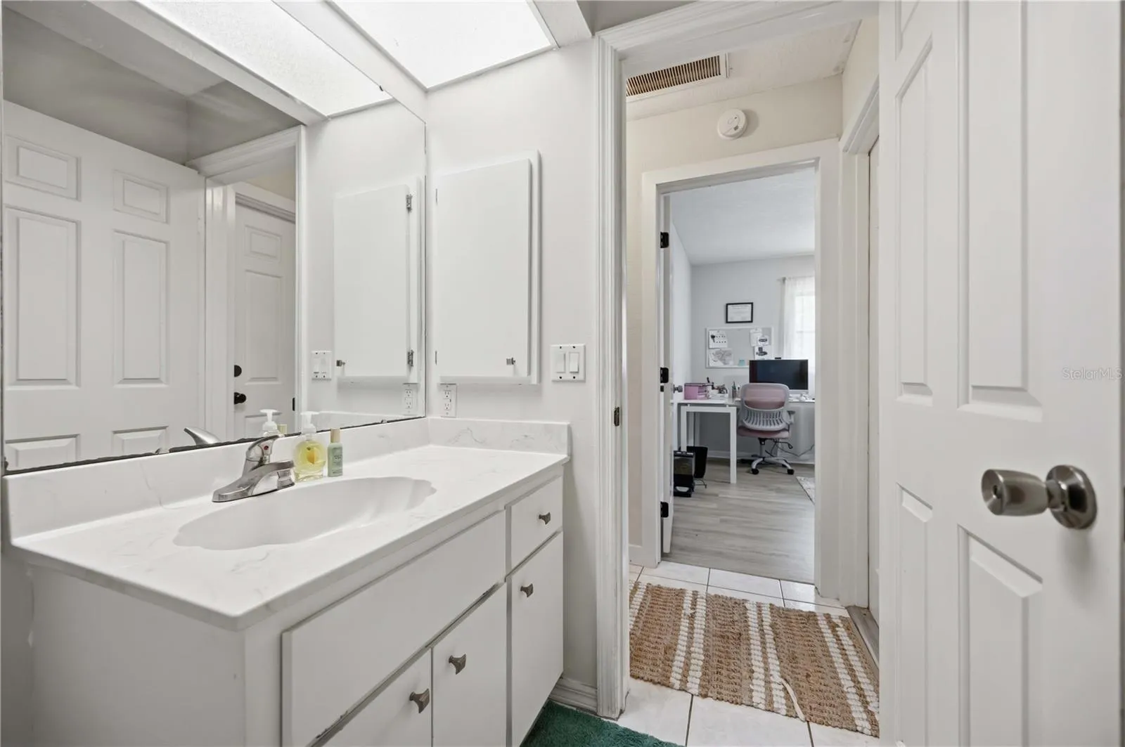 Clean and practical full guest bathroom
