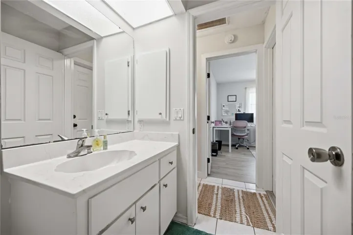 Clean and practical full guest bathroom