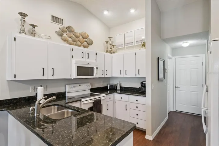 Eat-in Kitchen