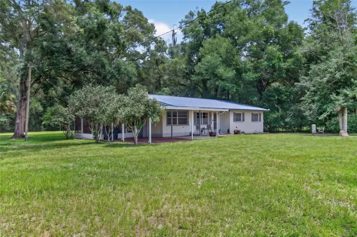 Screened-in Porch side View
