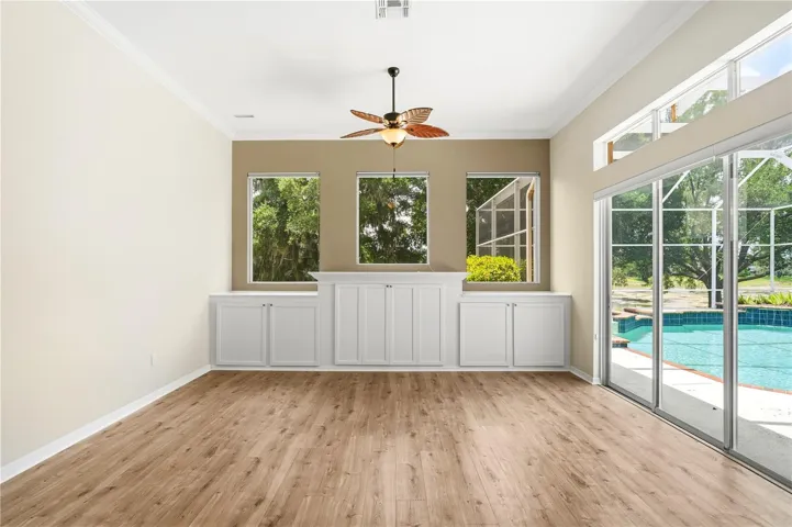 Livingroom view/pool/lake