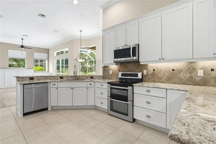 Grand kitchen