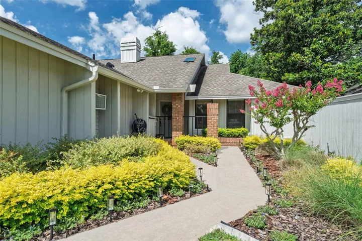 Manicured landscape & lawn maintained by HOA