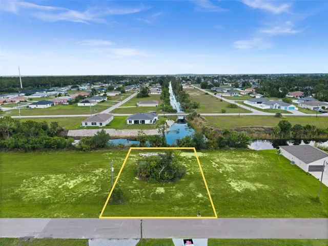 Intersecting canal views at 907 NE 32nd Ter