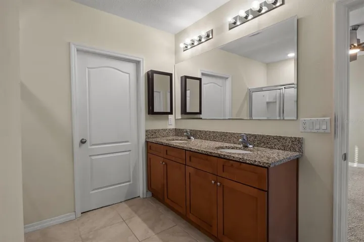 2 sinks and lots of cabinet space