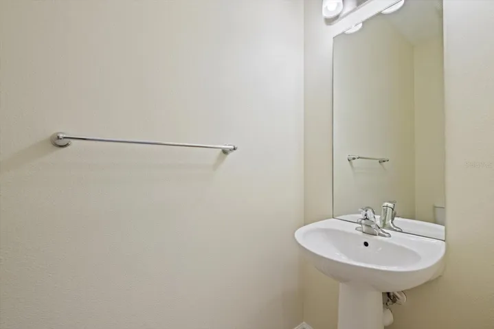 Half bathroom - 1st floor