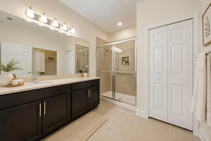 Primary ensuite bathroom - 1st floor