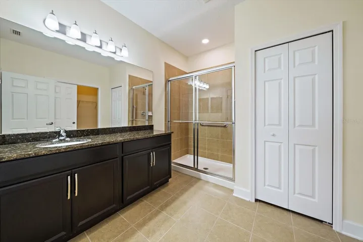 Primary ensuite bathroom - 1st floor