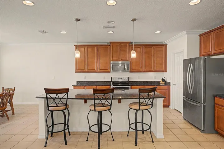 Convenient breakfast bar seating on the kitchen island