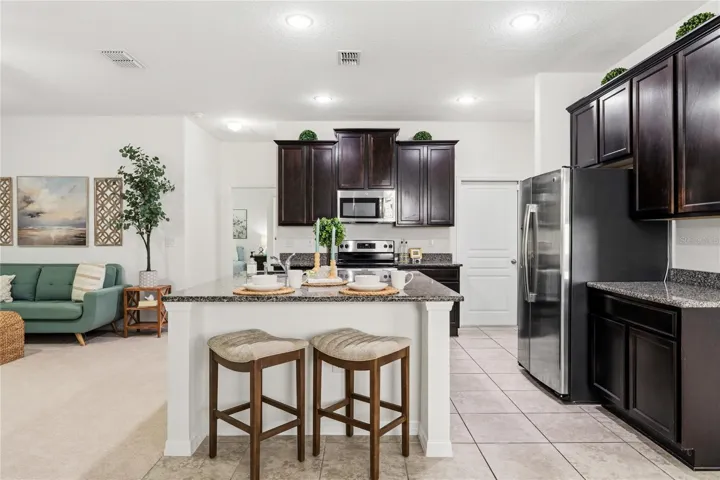 Kitchen (15.5' x 10.5')
