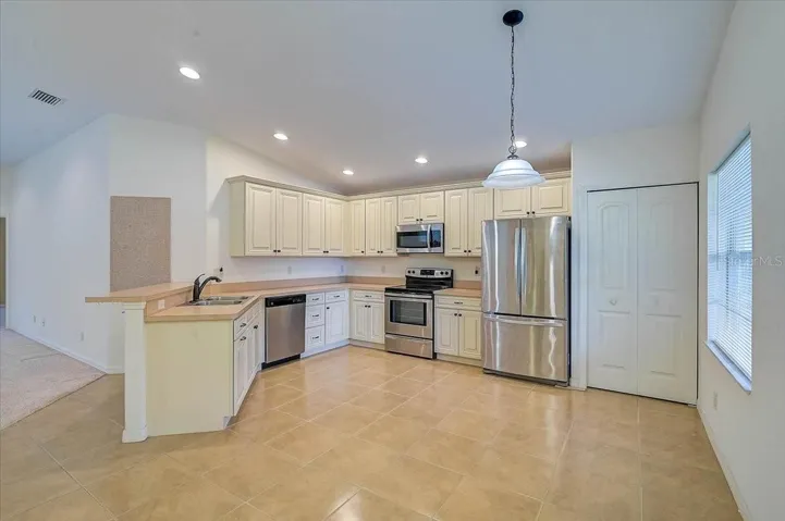 Large eat in kitchen with soft close cabinets