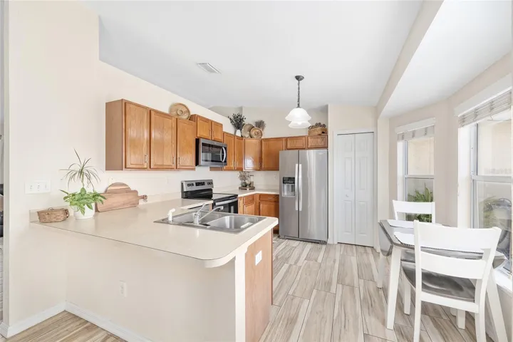 Kitchen w/ nook