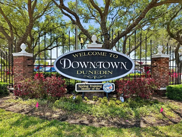 2.5 miles away from Downtown Dunedin