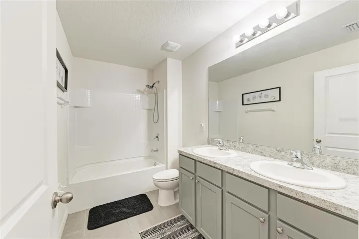 Upstairs full hall bath